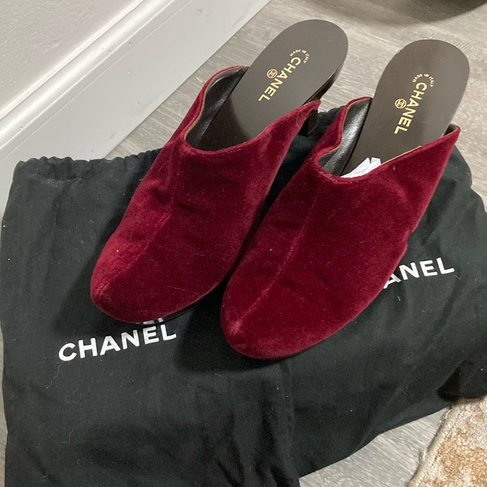 CHANEL VIOLET VELVET WOODEN CLOGS